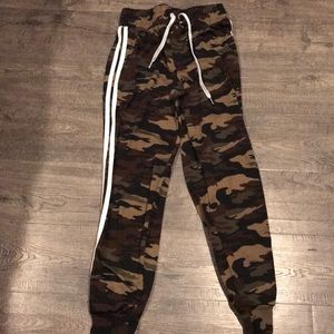 Camo print side striped joggers